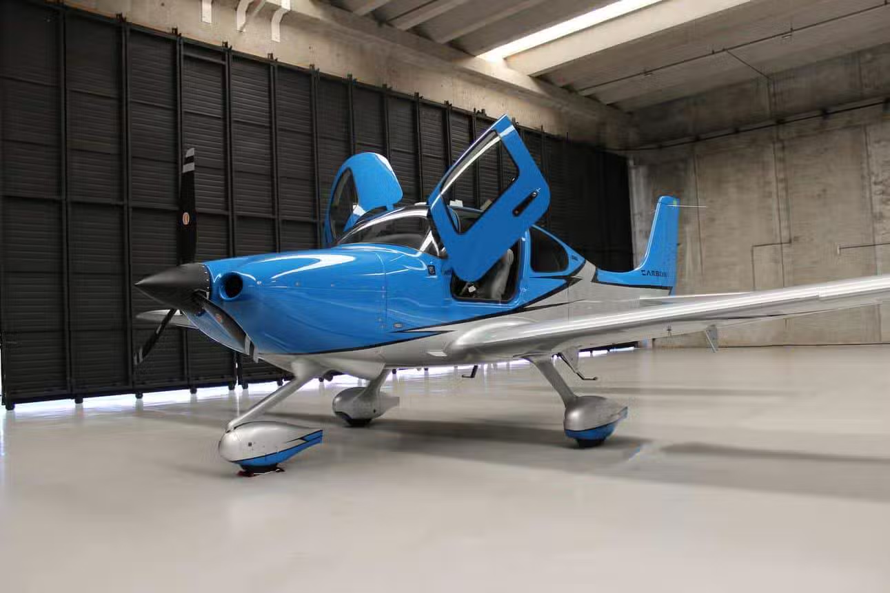 Cirrus SR20 9K-SRXX in the hangar, cabin door open